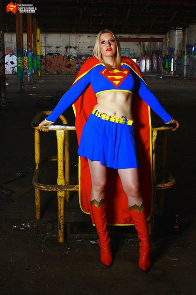Supergirl cosplay