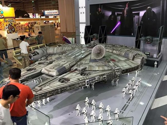 More Photos of Hot Toys' 18-Foot-Long Millennium Falcon